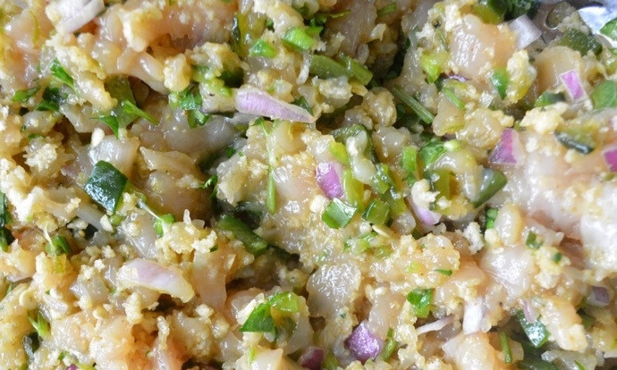 1. Этап. Куриные котлеты с зеленым перцем: 5. Добавьте к мясному фаршу панировочные сухари и оставьте готовый фарш на несколько минут.