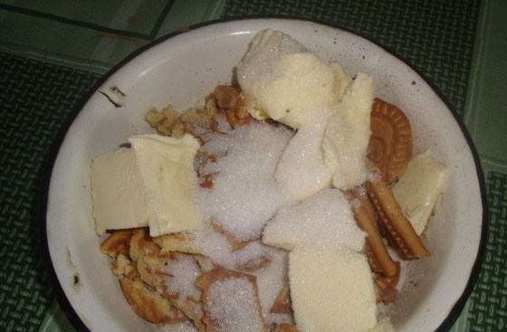 1. Этап. Мандариновый чизкейк: 1. Печенье выкладываю в миску и разламываю, добавляю размягченное сливочное масло, сахар (50 грамм), муку и разрыхлитель. Разминаю массу в крошку.