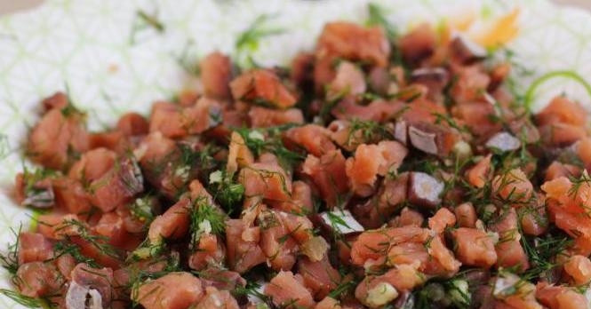 1. Этап. Салат Рыба под шубой: Рыбу очистите от чешуи и косточек. Нарежьте маленькими кусочками. Добавьте к ней пропущенный чеснок через чеснокодавку и измельчённый укроп. Перемешайте.