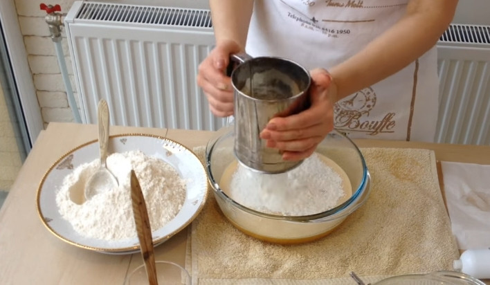 1. Этап. Торт Медовик (Рыжик): 6. Муку просеиваете прямо в миску, сперва вводите порционно только 2,5 стакана, после каждого хорошенько перемешиваете. Тесто получается липким.