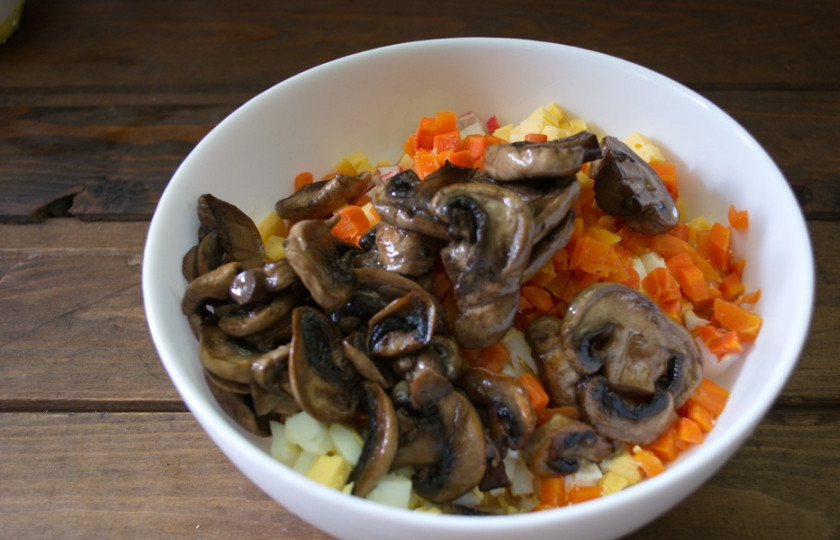 1. Этап. Салат на торжество: Грибы обжарить на растительном масле. Слегка посолить и поперчить. Дать остыть и добавить в салат.