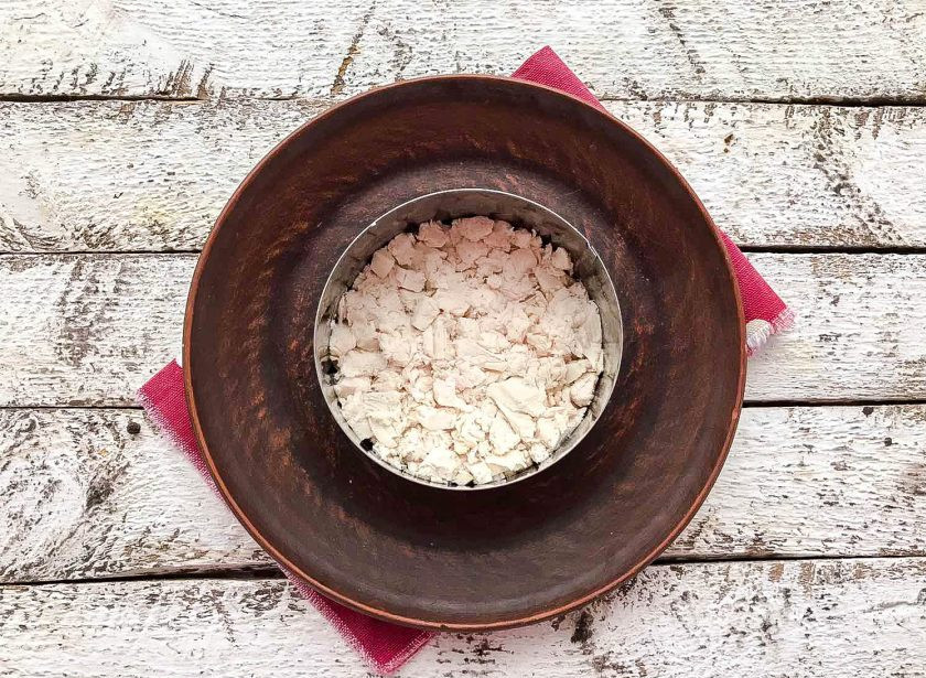 1. Этап. Салат с мандаринами: Отварное куриное филе нарежьте маленькими кусочками, выложите из него нижний слой.