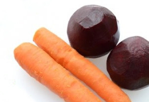 1. Этап. Свекольные котлеты без яиц: 1. Отвариваем свёклу и морковь.