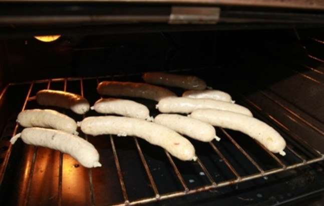 1. Этап. Колбаски гриль: 4. Обмазываю колбаски растительным маслом и отправляю на решетку-гриль в духовку. Готовлю до появления золотистой корочки.