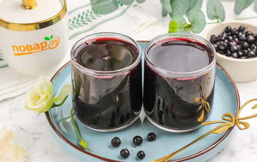 1. Этап. Компот из черники: Горячий компот из черники разлейте в стаканы или чашки и подайте к столу. По желанию его сначала можно остудить и охладить в холодильнике, подавая со льдом.