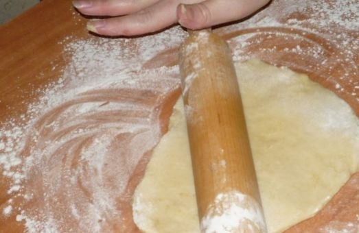 1. Этап. Коржик молочный: 5. После раскатайте, но не слишком тонко.