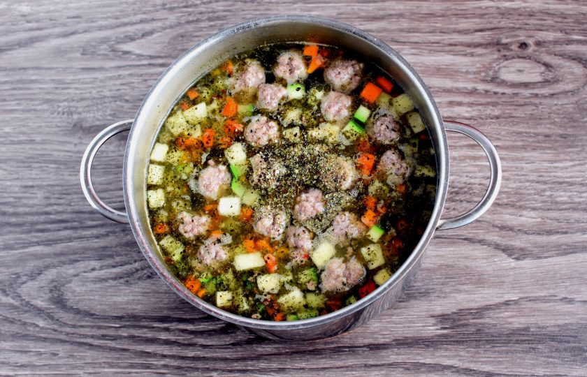 1. Этап. Суп с фрикадельками и кабачком: Опустите кабачок в суп, добавьте черный перец и майоран, перемешайте и отключите нагрев. Дайте супу настояться под крышкой 15-20 минут.