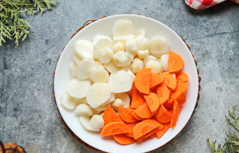 1. Этап. Топинамбур на зиму: Порежьте топинамбур колечками, а морковь полукольцами, перемешайте.