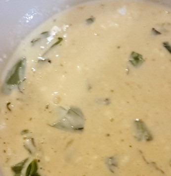 1. Этап. Пирог из кабачков, феты и лука: В салатнице смешать сливки, 3 яйца, сыр Фета и базилик. Посолить, поперчить.