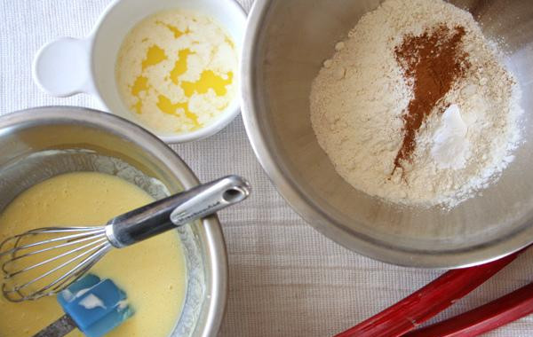 1. Этап. Утренние маффины с ревенем: 1. Поместить стойку в центр духовки и разогреть духовку до 200 градусов. Выстелить форму для маффинов с 12 отделениями бумажными вкладышами или вкладышами из фольги. В большой миске смешать муку, разрыхлитель, соду, корицу и соль. В средней миске взбить яйца, сахар, сметану, растопленное сливочное масло и ванильный экстракт до однородной массы. Слегка размешать сметанную смесь с сухими ингредиентами лопаточкой, но не перемешивать слишком долго.