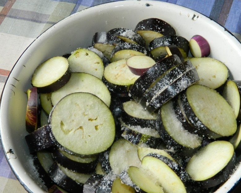 1. Этап. Жгучка: Баклажаны нарежьте кружочками и посыпьте горстью соли, чтобы удалить горечь. Оставьте постоять минут на 40-60.