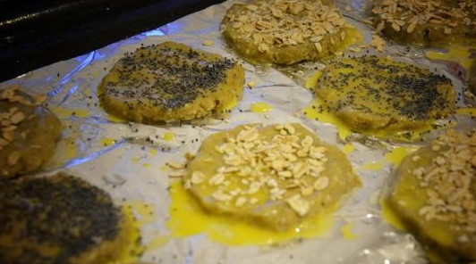 1. Этап. Печенье из ржаной муки с творогом: Можете взбить желток и смазать им печенье. А потом посыпьте кунжутом, маком или семечками. Отправьте в разогретую до 200 градусов духовку минут на 20.