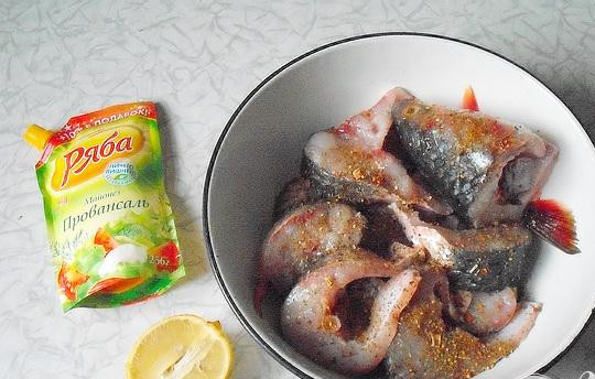 1. Этап. Кефаль под майонезом: 2. Рыбу укладываем в миску, добавляем специи и солим. Все тщательно перемешиваем. Минут на тридцать убираем рыбу в прохладное место. Она должна немного настояться.