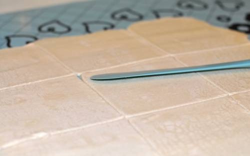 1. Этап. Самса из слоеного теста: 1. Упростит процесс приготовления использование готового теста, но если у вас есть время и желание вы можете сделать его сами. Тесто нужно раскатать немного и нарезать одинаковыми квадратами.