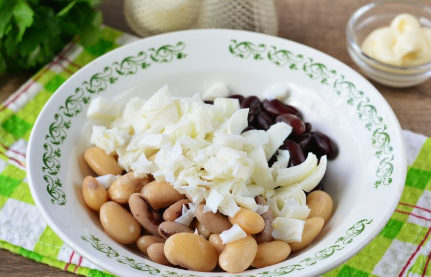 1. Этап. Салат Три фасоли: Сварите куриные яйца вкрутую, отделите белки от желтков. В салат используются только белки. Нарежьте белки кубиками, добавьте в салат.