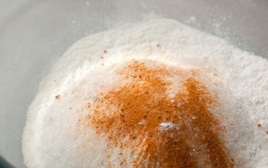 1. Этап. Постные блины на минеральной воде: Смешайте в миске просеянную муку, сахар, соль и куркуму – эта приправа придаст в последствии вашим блинчикам красивый желтый оттенок, который имеют обычные блины за счет использования яиц.