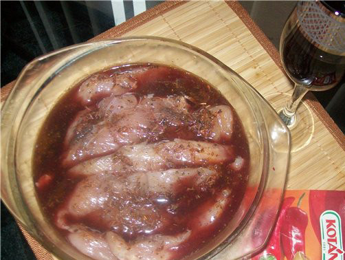 1. Этап. Куриная грудка в вине: Подготавливаем маринад для птицы. Складываем в миску чеснок, сушеный базилик, соль и паприку. Всё растираем, добавляем ложку растительного масла. Доводим все ингредиенты в миске до однородности. Растираем грудки приготовленной смесью и складываем в миску. Заливаем мясо подготовленным вином. Оставляем пропитываться на 3 часа.