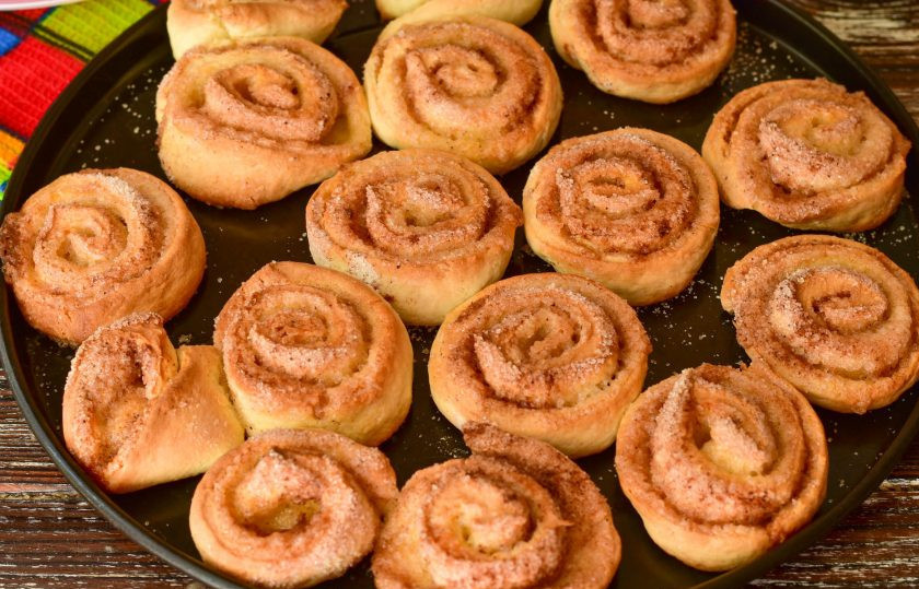 1. Этап. Печенье на кефире с корицей: Отправьте его в разогретую до 190 градусов духовку на 25-30 минут.