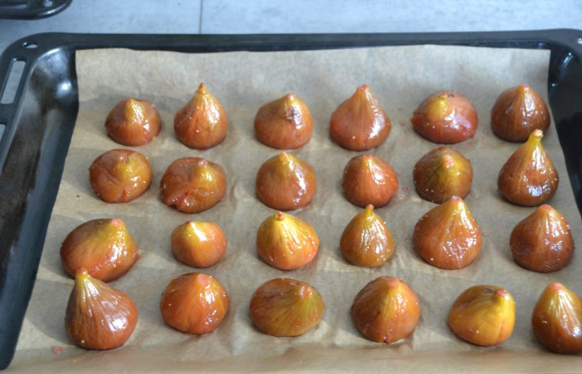 1. Этап. Цукаты из инжира: Выложите инжир на пергамент, сушите в духовке в режиме 