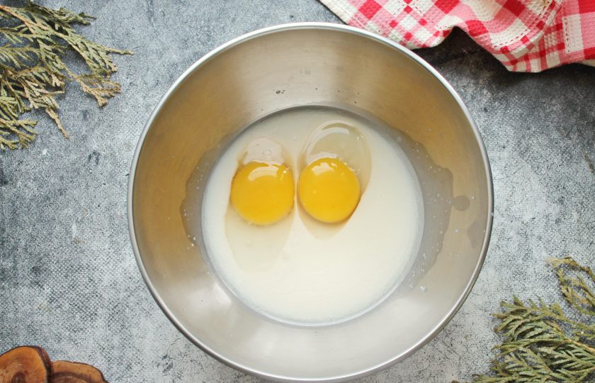 1. Этап. Очень мягкий пасхальный кулич: Перелейте молочную массу в глубокую миску и вбейте яйца. Все хорошо перемешайте до однородности. Это можно сделать при помощи миксера на низких оборотах.