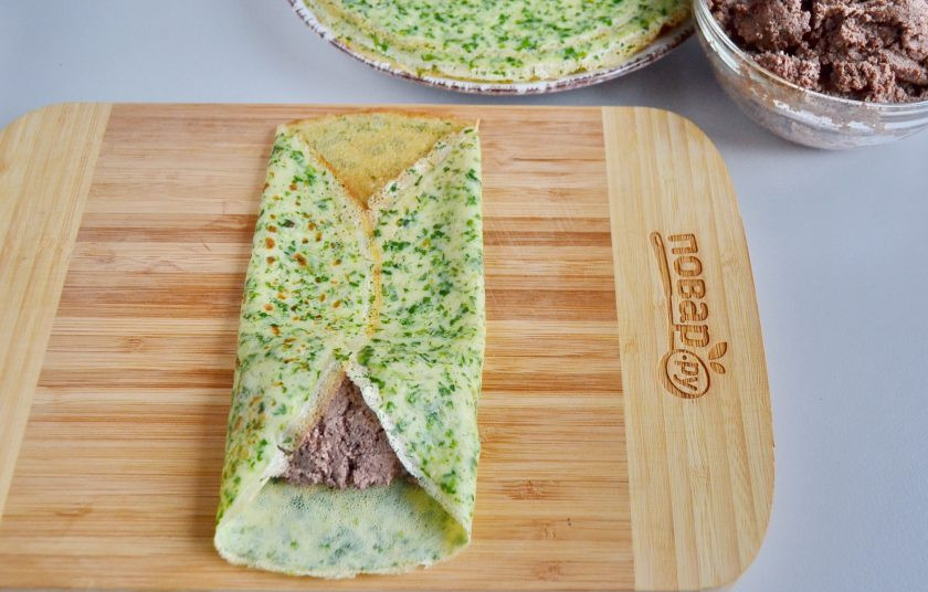 1. Этап. Шпинатные блины с печенью: Положите часть начинки на блинчик и заверните края.