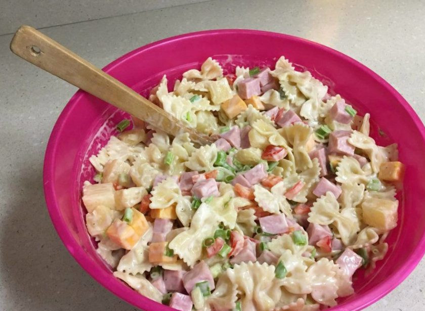 1. Этап. Салат с вареной колбасой: 9. Из представленных ингредиентов получается 8-10 порций, салат настаиваю пару минут, а затем уже подаю к столу.