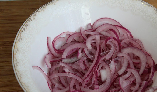 1. Этап. Баклажаны от Nigella Lawson: Лук порезать перьями (я полукольцами) и выложить в чашу. У меня лук не сладкий, поэтому добавила щепотку сахара и помяла лук. Влить уксус. Выдавить чуснок. Добавить соль. Добавить оливковое масло и перемешать.