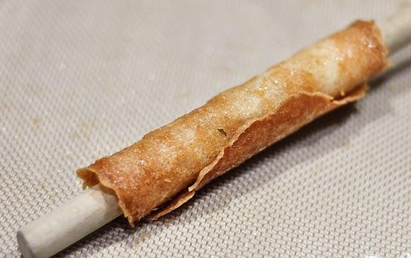 1. Этап. Тюиль с ягодами и взбитыми сливками: 7. При желании печенье можно свернуть трубочкой.