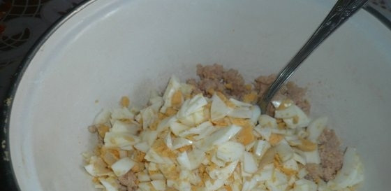 1. Этап. Тарталетки с икрой трески: Отварите в чуть-чуть подсоленной воде яйца. Мелко их порежьте и добавьте их к икре.