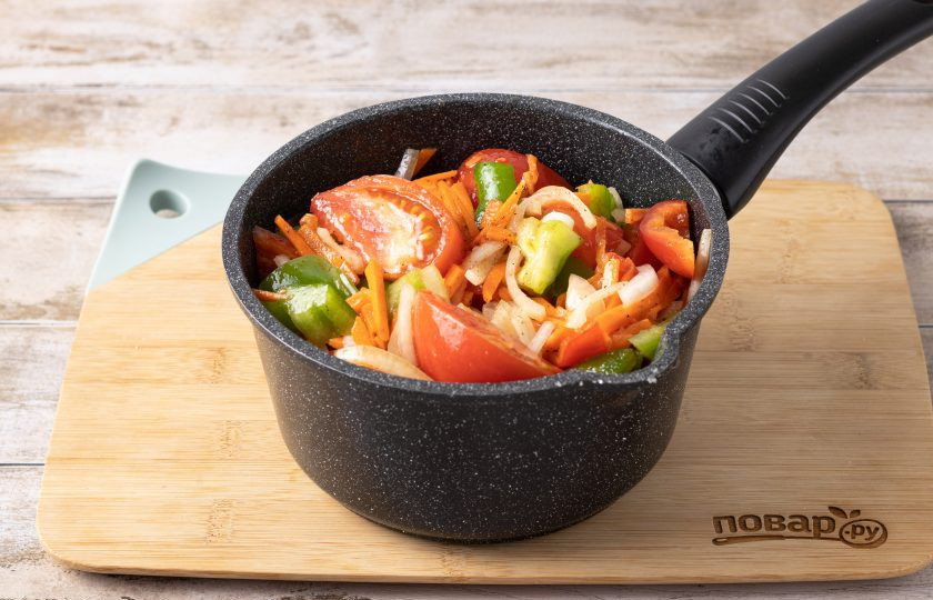 1. Этап. Салат из помидоров, перца, моркови и лука на зиму: Влейте растительное масло, аккуратно перемешайте и на умеренном огне тушите овощи около 30-35 минут под крышкой.