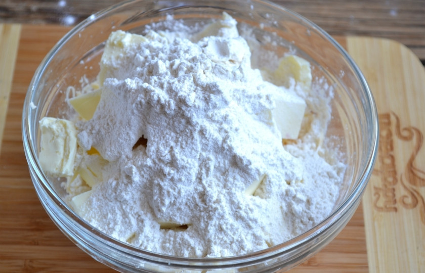 1. Этап. Сырное печенье: Добавьте муку, разомните массу до получения однородного состояния.