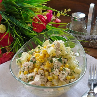 Салат с ананасом, и курицей, и кукурузой