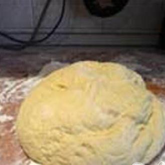 1. Этап. Куличи на маргарине: 2. Подготавливаем форму для выпечки. Смазываем ее маргарином и обсыпаем мукой. Надо всыпать в форму муку и затем обстучать ее (так мука распределится по стенкам и дну формы равномерно). Чтобы куличи получились высокими, надо вложить в форму кулинарную бумагу, затем скрепить ее.