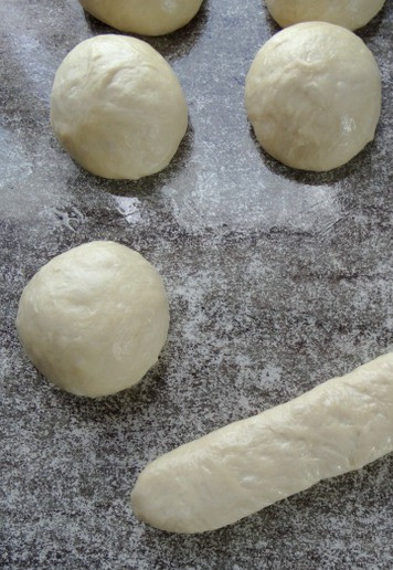 1. Этап. Хот-дог-гриль с картофелем пай: Сформировать овальную булочку.