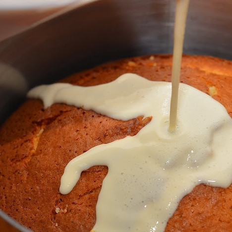 1. Этап. Бисквит Нежность: В блендере перемешиваем до однородности сгущенку, сметану и ванильную эссенцию. Получившейся подпиткой заливаем наш бисквит.