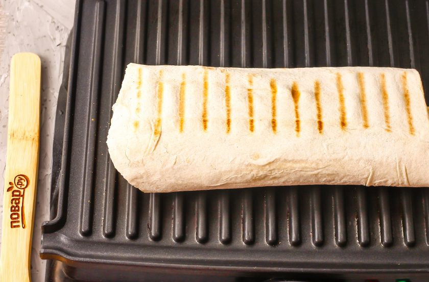 1. Этап. Азербайджанская шаурма: Прогрейте гриль или пресс-гриль, выложите на панели заготовку и поджарьте ее до румяности примерно 2-3 минуты на высокой мощности техники.