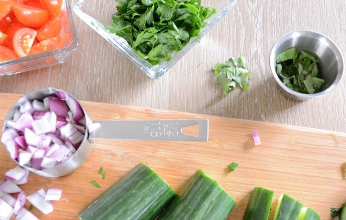 1. Этап. Картофельный салат с соусом Тцатцики: 5. Измельчите всю зелень. Нарежьте мелко лук и 1 огурец.