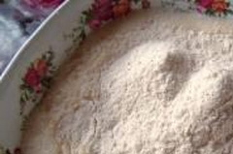 1. Этап. Печенье на кефире и маргарине: Растапливаем маргарин и добавляем к кефиру. Затем начинаем понемногу вводить муку. Оно должно получится некрутым и пластичным.