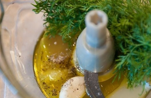 1. Этап. Салат из кальмара и креветок: 6. В чаше блендера соедините оливковое масло, зелень, сок лимона. Добавьте по вкусу соль и перец.