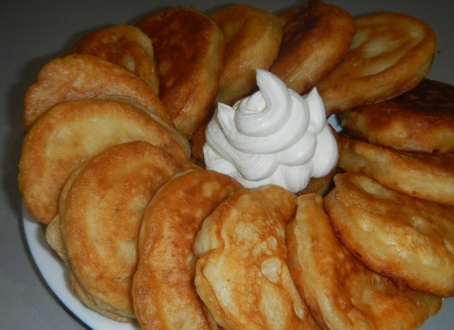 1. Этап. Оладьи на простокваше: Подавайте готовые оладьи на простокваше со сметаной или медом. Приятного аппетита!