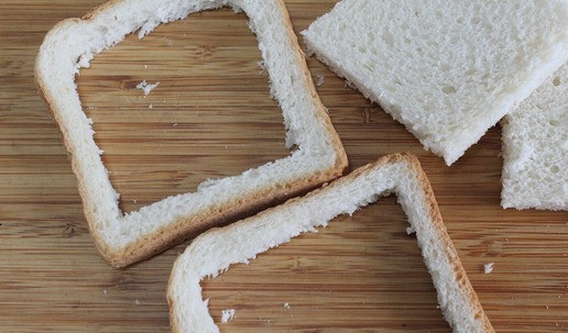 1. Этап. Перекус на сейчас и на потом: Из хлеба по периметру вырезать рамку.