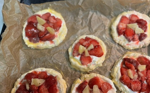 1. Этап. Творожные ватрушки на творожном тесте: Затем ягоды/фрукты