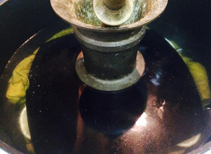 1. Этап. Овощная долма: Возьмите кастрюлю с толстым дном. Дно застелите виноградными листьями. Сверху уложите долму и кружочки или дольки лимона. Прижмите блюдо тарелкой и грузом. Залейте кастрюлю водой на 1 см выше долмы.