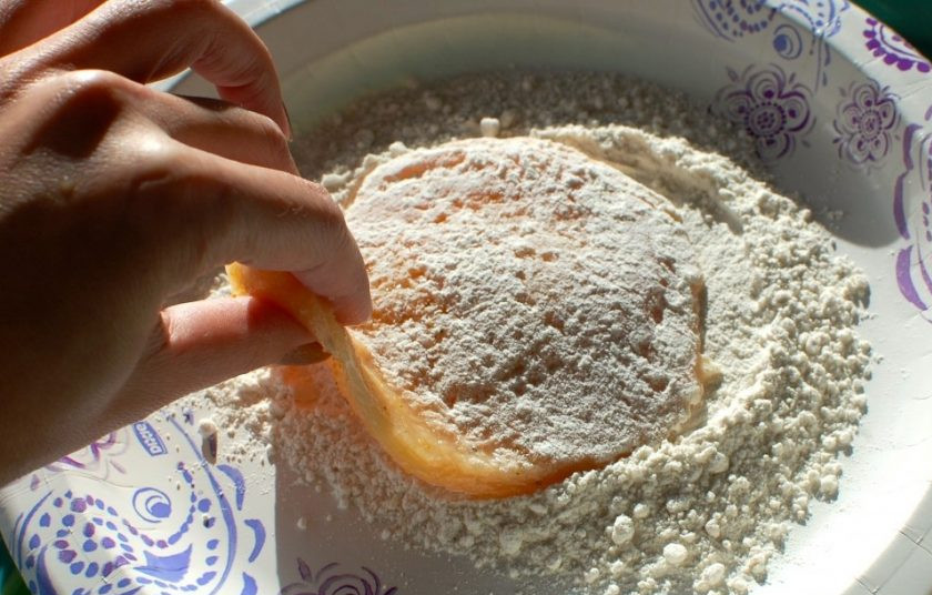 1. Этап. Куриные грудки с сыром в духовке: 4. В тарелку насыпьте муку, обваляйте каждый кусочек сперва в муке.