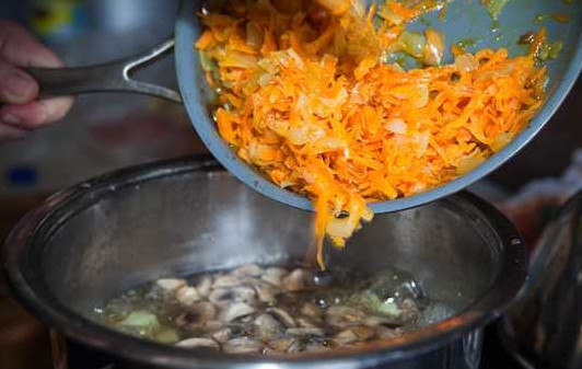 1. Этап. Суп грибной с шампиньонами: 8. После выложите туда же овощи.