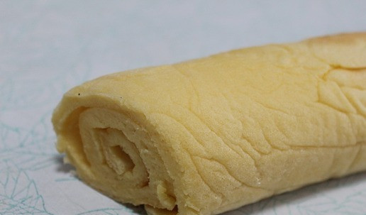 1. Этап. Рулет закусочный Рождественское полено: Духовка разогрета на 200 градусов. Выпекать 15-20 минут - ориентируйтесь на свою духовку! Снять корж с противня и горячим завернуть.