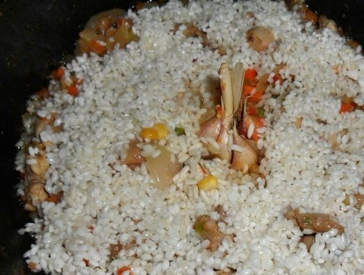 1. Этап. Испанская паэлья с курицей: 2. Предварительно замоченный рис нужно добавить к остальным ингредиентам через пару минут после помидора. После риса положите в сковороду кукурузу, зеленый горошек.