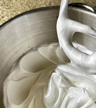 1. Этап. Торт  Клубничный Поцелуй: Сначала про бисквит. Во-первых, отделил белки от желтков. Делать это надо тщательно, не допуская попадания хоть капли желтка в белок. А во-вторых, выполнить обязательное условие: посуда, в которую собираются белки и в которой потом они будут взбиваться должна быть чистой и сухой. Добавил в белки щепотку соли и взбил до пышной пены. Вернее, скорее не взбил, а хорошо перемешал. Сахар смешал с ванильным сахаром, смешал и по 1 ст. л. добавляя смесь к белкам, взбил их до пышной и устойчивой белковой массы.