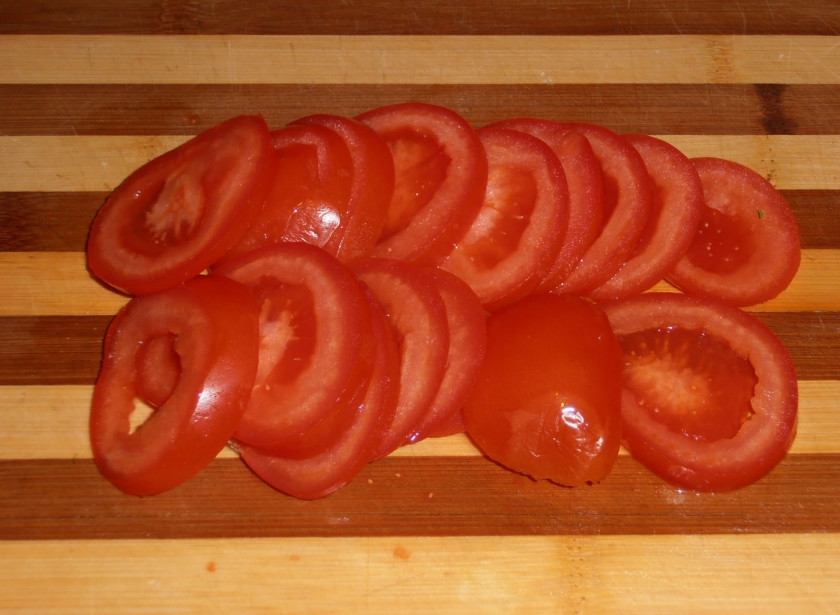 1. Этап. Лаваш с копченой курицей: Помидоры режем кружочками.