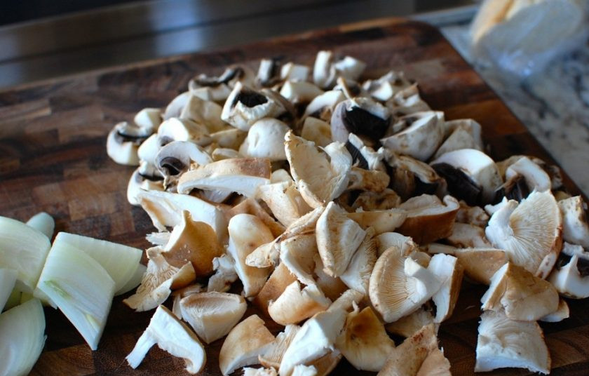 1. Этап. Каччиаторе (курица по-итальянски): 4. Грибы промойте и нарежьте кусочками среднего размера.